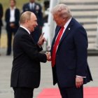 Trump y Putin se dan un firme apretón de manos durante su llegada a Alaska, marcando el inicio de la cumbre sobre Ucrania.