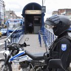Personal motorizado de la Policía resguarda una de las paradas de Fundeportes.