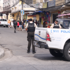 Policías cerraron la calle donde ocurrió el asalto.