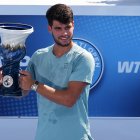 Alcaraz levantó el trofeo de campeón, tras 5-0 en el marcador y apenas 23 minutos de partido disputados.