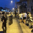 El joven terminó asesinado cuando retiró a las chicas.