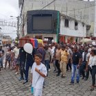 Familiares y vecinos caminan por las calles de San Lorenzo cargando los restos de Robert David Gutiérrez Hurtado, expolicía asesinado en la masacre de Santo Domingo.