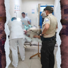 Los policías heridos permanecen en el hospital de la institución.