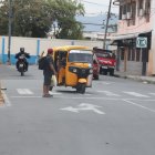 La tricimoto estuvo a pocos segundos de embestir al peatón que cruzaba la calle.