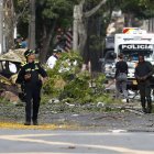 Integrantes de la Policía Nacional inspeccionan la zona tras una explosión ocurrida este jueves en las inmediaciones de la Escuela Militar de Aviación Marco Fidel Suárez, en Cali (Colombia).