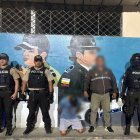 El herido fue llevado a una casa de salud , el pistolero detenido para la investigaciones.