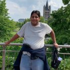 Xavier Ramos Pereira nació en Guayaquil y sus estudios los realizó en la Universidad Católica Santiago de Guayaquil, donde se graduó de Periodista profesional con mención en cultura.