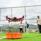 La mayoría de drones no lograron volar más de medio metro, pero sus creadores lucían satisfechos por el resultado.