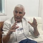 El “abuelo Jimmy” combina su pasión por el fútbol con la ternura de sus nietos.
