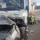 El percance vial fue entre un automóvil y un camión.