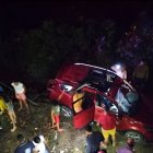 El vehículo cayó a un abismo de unos 5 metros provocando la muerte de uno de los ocupantes que sería un turista que regresaba de las playas de Esmeraldas.