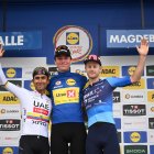 Narváez (i) quedó segundo de un podio que ganó el Soren Wærenskjold (Uno-X Mobility) y completó Riley Sheehan (Israel).