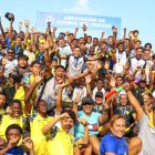 Jugadores de Astillero FC celebrando junto familiares dirigentes.