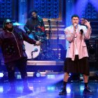 Bad Bunny apareció en un show de Jimmy Fallon vistiendo saco, corbata y falda.