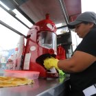 Raquel Alvarado vio en los jarabes y el frío la oportunidad de trabajo. No obstante, decidió emplear la creatividad para ganar clientes.