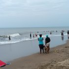 Turistas se concentraron en la playa de Tonsupa para observar las maniobras de rescate del turista ahogado.