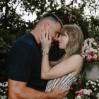 Taylor Swift y Travis Kelce anunciaron su compromiso con una serie de fotos románticas que emocionaron a sus fans.