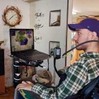 Retrato de Noland Arbaugh mientras utiliza su implante.