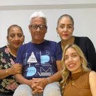 María Paula Pulley Cajamarca (abajo), junto a su mamá Verónica (izq.) y a dos miembros del elenco de la Escuelita cómica, Gloria (Tontina) y Walter (Mamerto).