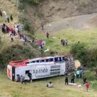 Comuneros del sector luchan por salvar a las personas atrapadas dentro y fuera del autobús.
