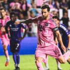 El astro argentino Lionel Messi convierte el 1-1 desde los doce pasos, iniciando la remontada del Inter Miami.