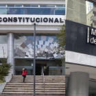 La Corte Constitucional analiza la demanda del Ministerio de Trabajo para proteger los derechos de los trabajadores frente a despidos injustificados.