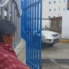 familiares aún esperan por sus allegados que siguen hospitalizados en Ambato y Quito, tras consumir licor, al parecer sin registro sanitario.