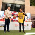 El presidente de la FEF, Francisco Egas, (d) entrega una camiseta conmemorativa al vicepresidente de mercadeo y gestión de clientes de Corporación Favorita, Jesús Azofeifa