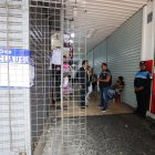 Momento en que Franklin Coloma encuentra al funcionario municipal inspeccionando su negocio.