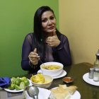EXTRA llevó a Marina a probar encebollado y ¡le encantó!