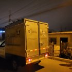 Personal de Medicina Legal llegó al barrio Santa Ana de Manta para realizar el levantamiento del cadáver.