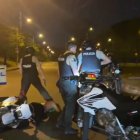 Momento en que los policías retuvieron a los tres sospechosos.