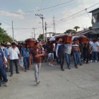 Una multitud acompañó la caravana fúnebre.