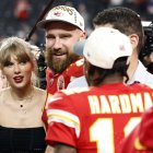 El jugador de los Kansas City Chiefs conoció a Taylor Swift en 2022, y no fue sino hasta 2023 en que hicieron oficial su noviazgo. Ella se ha vuelto figura importante en su carrera