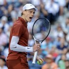 Sinner doblegó al canadiense Denis Shapovalov (n.29) por 5-7, 6-4, 6-3 y 6-3.