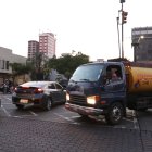 Tráfico colapsado en las calles Tulcán y 9 de Octubre, en el centro de Guayaquil.