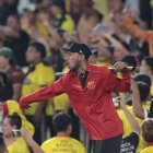 Hinchas de Barcelona SC exoresan desde las gradas su inconformidad con el equipo que dirige Ismael Rescalvo.