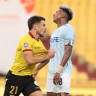 Joaquín Valiente (i) anotó el primer gol en el duelo de Barcelona ante Universidad Católica en el estadio Monumental.