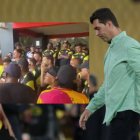 Ismael Rescalvo ya no sabe que hacer y los hinchas siguen reclamando.