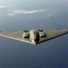 Con diseño tipo ala volante y sigilo avanzado, el B-2 es clave en operaciones estratégicas.