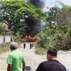 Dos vehículos fueron incinerados por el populacho en el cantón Olmedo