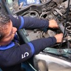 Para cambiar la correa primero hay que desmontar algunas partes del motor.