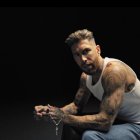 El zaguero sevillano sorprende con su faceta musical desde México.