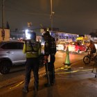 Agentes de tránsito en el lugar del accidente de tránsito.