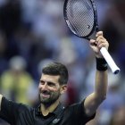 Novak Djokovic celebra su victoria ante Taylor Fritz y avanza a las semifinales del US Open.