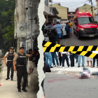 El cuerpo de la jovencita quedó en la acera, a pocos pasos del plantel.