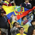 Aficionados de Ecuador animan a su equipo ante Paraguay.