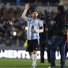 Lionel Messi de Argentina reacciona en un partido por las eliminatorias a la Copa Mundial 2026 ante Venezuela en el estadio Monumental en Buenos Aires (Argentina).