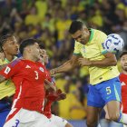 Casemiro (d) de Brasil disputa el balón con Guillermo Maripán (i) de Chile, en un partido por las eliminatorias a la Copa Mundial 2026 .