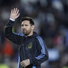 Lionel Messi de Argentina reacciona, previo a un partido por las eliminatorias a la Copa Mundial 2026 ante Venezuela en el estadio Monumental en Buenos Aires (Argentina).